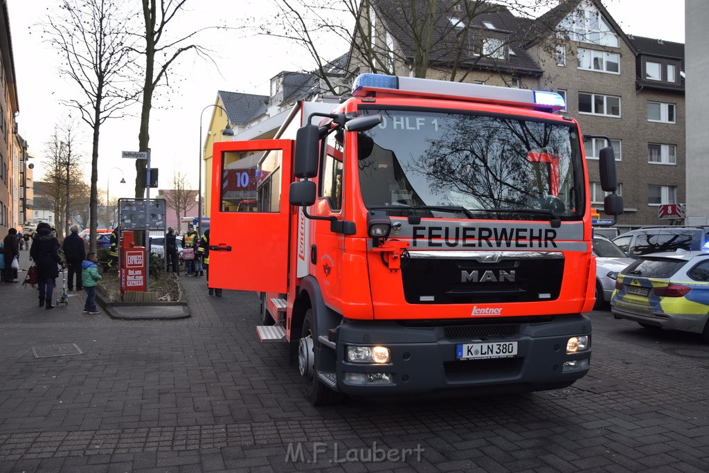 Feuer 1 Koeln Vingst Hesshofplatz P25.JPG - Miklos Laubert